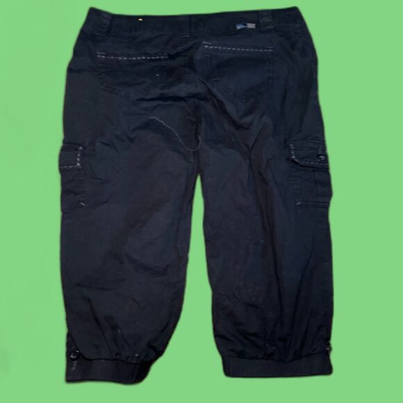 Size 10 Y2K Black Cargo Capri Pants - Picture 2 of 3